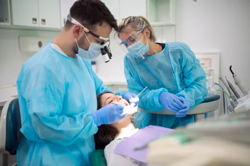 Zahnarzt bei der Behandlung eines Patienten
