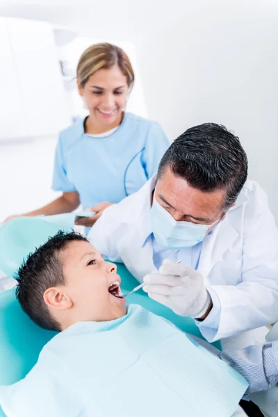 Zahnarztpraxis für Alzenau bei der Zahnarztbehandlung eines Kindes